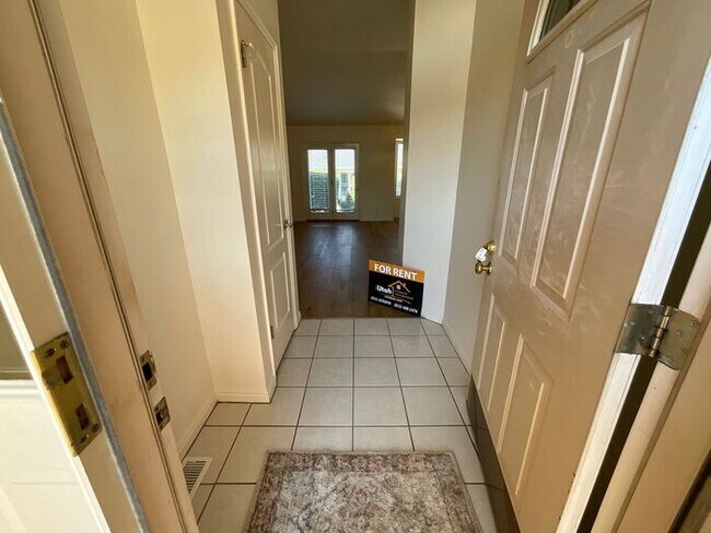Foto del edificio - 4 bdrm 3 bth Home 2 Car Garage- HOA with Pool