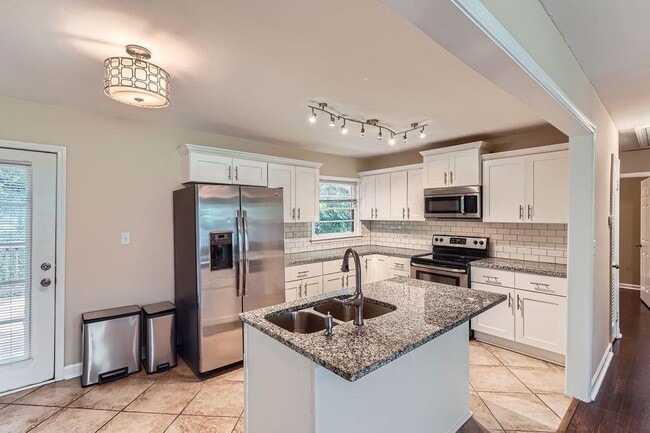 Building Photo - 3128 Beech Dr