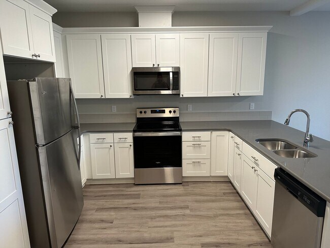 Foto del edificio - New 3 Bed / 2.5 Bath Duplex! $500 Amazon Gift Card! First 1.5 Month's Rent Is Free!