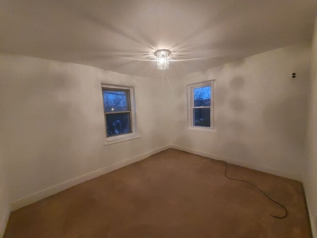 Building Photo - 4 Bedroom PHA