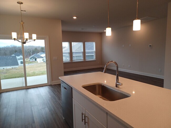 Building Photo - Prime Location & Modern Comforts!