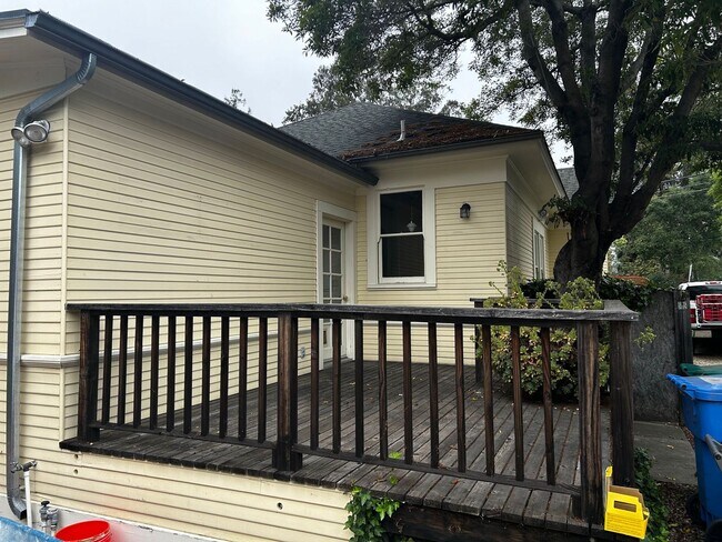 Building Photo - 2bd/2ba house with garage available on Pis...