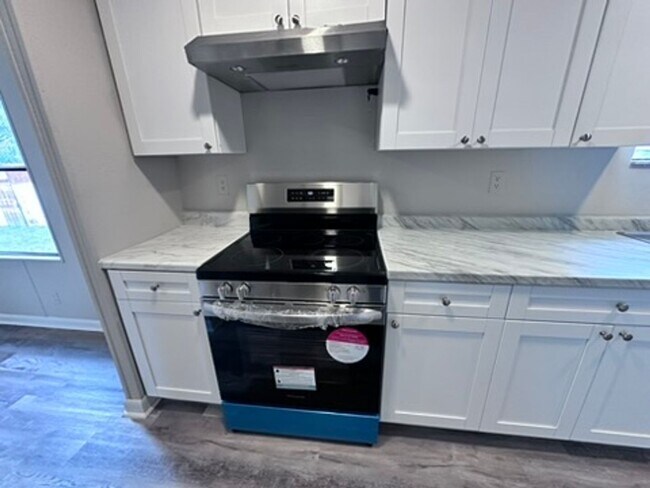 Foto del edificio - ***TWO WEEKS FREE*** Beautiful Fully Remodeled Home with Large Yard and Primary Suite Bath