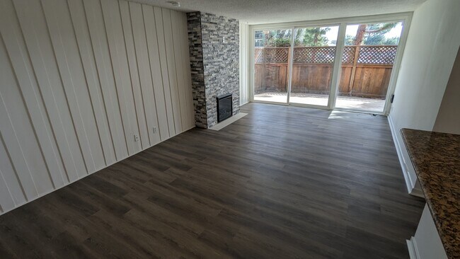 Building Photo - 6605 Green Valley Cir