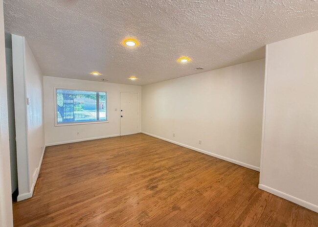 Building Photo - 10416 Ridgeview Dr