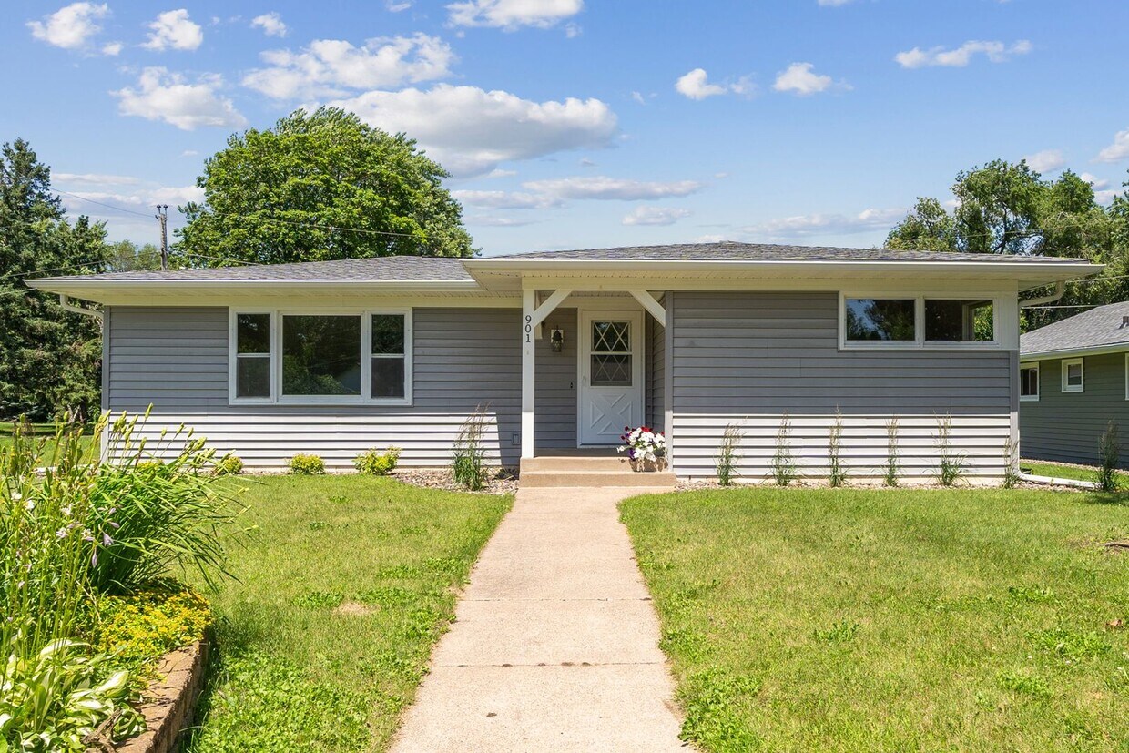 Foto principal - Single Family Home - Great location!