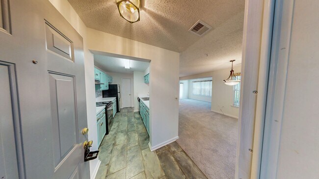 Foto del edificio - Ground Level 3 + 2 Spacious Updated condo