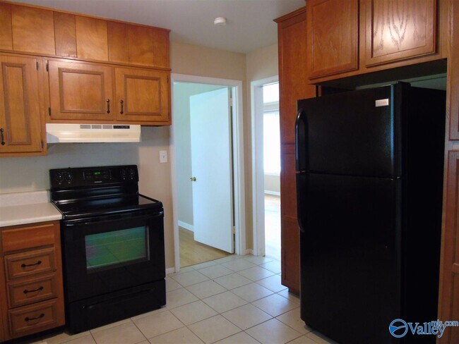 Building Photo - 702 Graycroft Dr SW