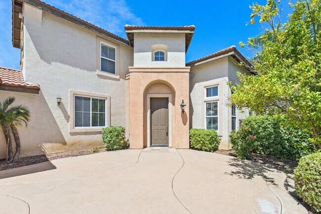 Foto del edificio - Paseo Del Sol, 5 br/3 ba House, 2-Story, 3 car gar, yard, corner house, gardener, granite, hardwo...