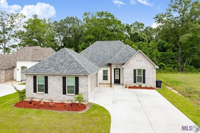 Building Photo - Fully Furnished!  5 bedroom, 3 bath home i...