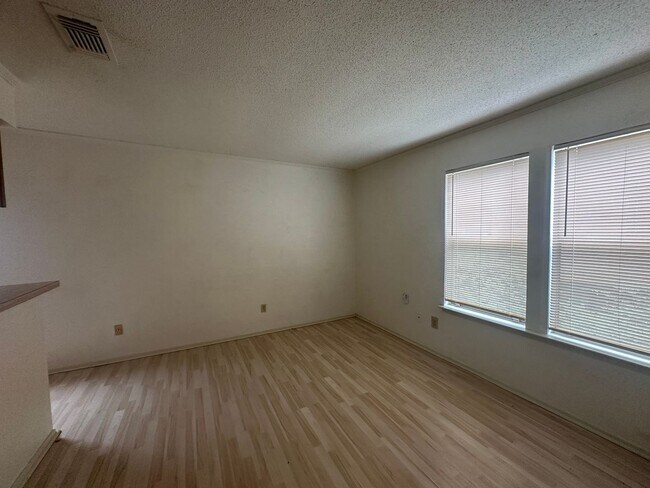 Building Photo - 1 BED 1 BATH IN AUSTIN TX!