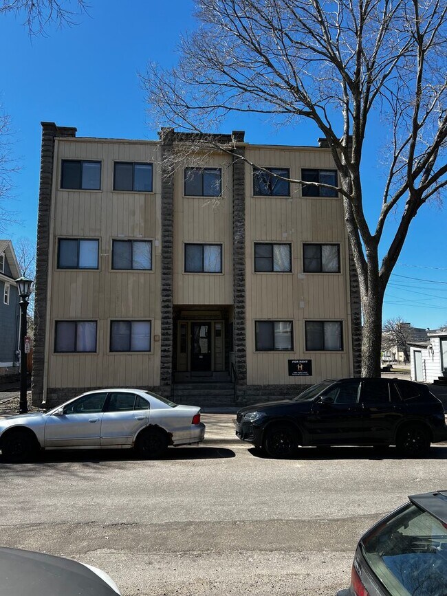 Building Photo - 467 Herschel St