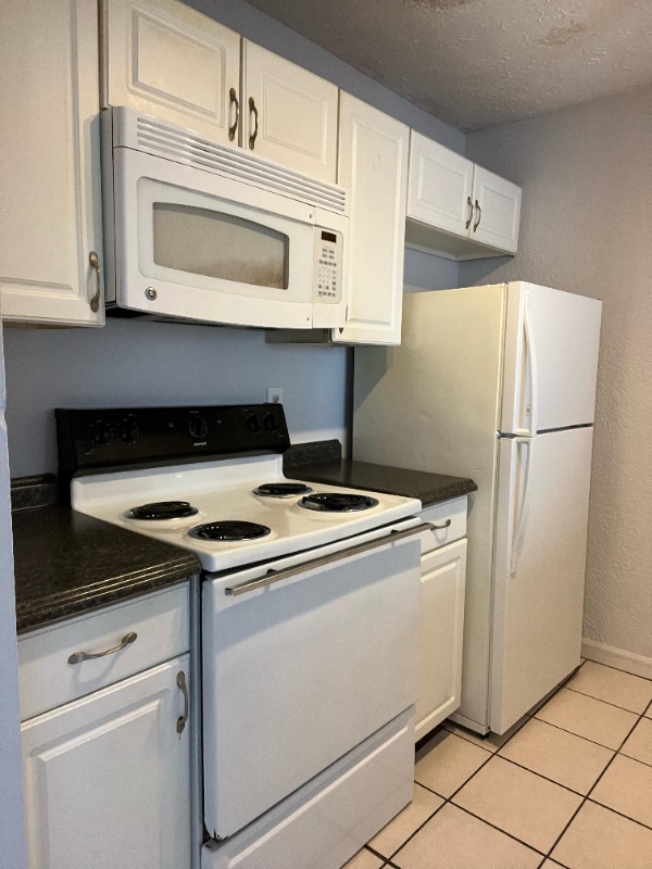 Building Photo - 1215 Shalom Dr