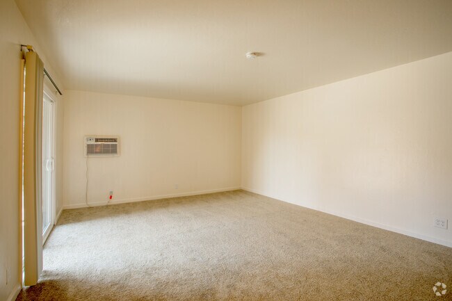 3BR, 2BA - 1030SF - Regency & Lexington Apartments