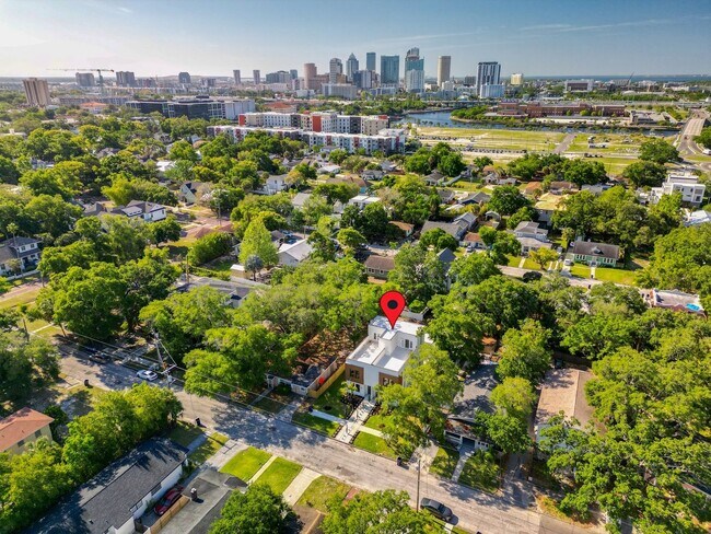 Foto del edificio - Stunning Modern Townhome in Tampa Heights