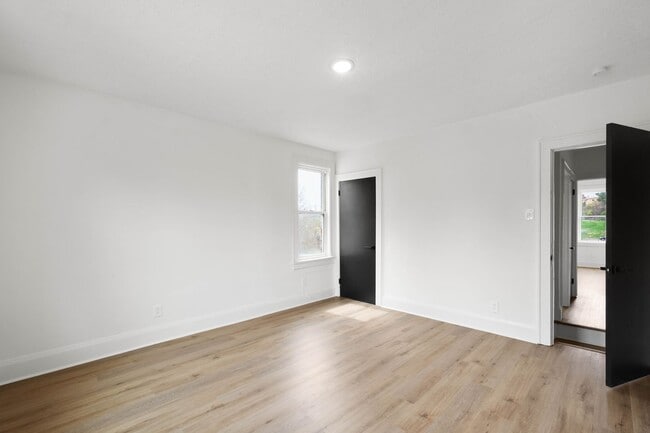Building Photo - COMING SOON, LATE SEPTEMBER! 2-Bedroom END...