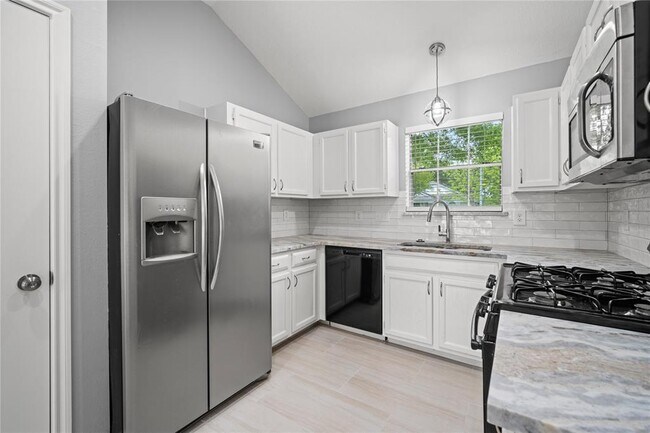 Building Photo - 23418 Summer Pine Dr
