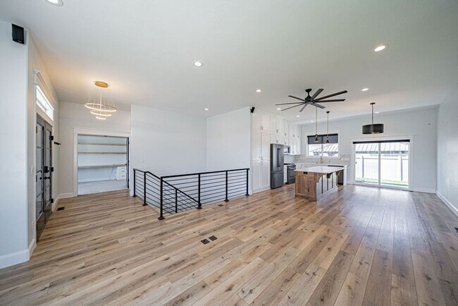 Building Photo - Stunning 5-Bed, 3-Bath Home in a Desirable...
