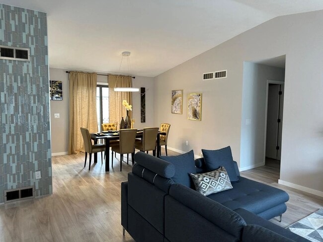 Foto del edificio - Lower Level Bedroom w/ Private Bathroom Fo...