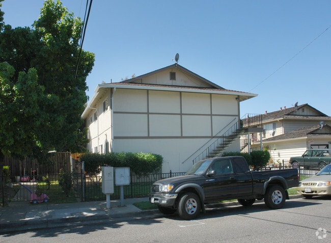 Building Photo - 130 Wilton Dr