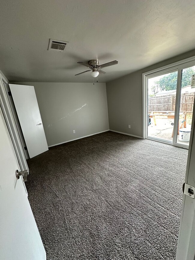 Building Photo - Completely remodeled and updated unit!