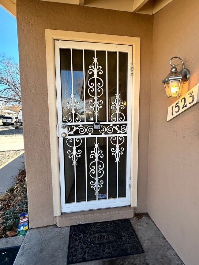 Foto del edificio - Cute 3 bedroom, 1 bath, 1 car garage