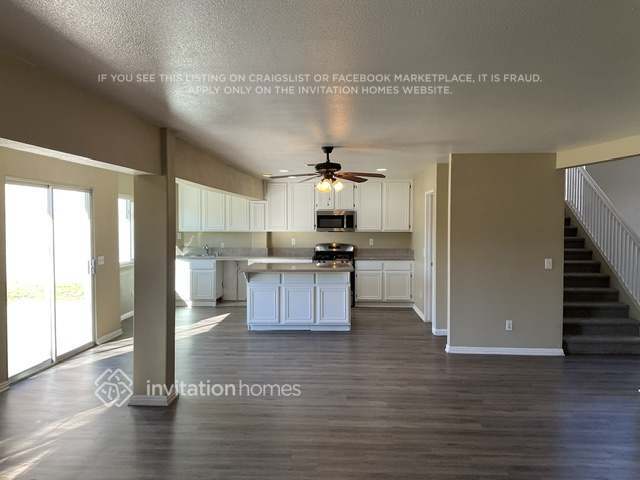 Building Photo - 2642 N Maple Ave