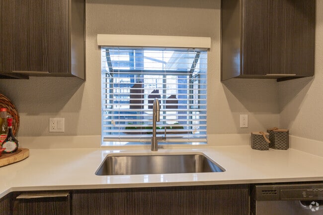 1BR, 1BA - 747 SF - The Lennox