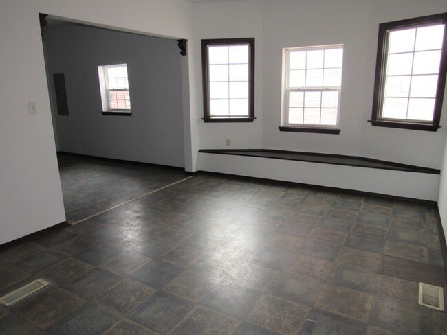 Foto del edificio - *SELF SHOW AVAILABILITY*  302 E Walnut Unit B