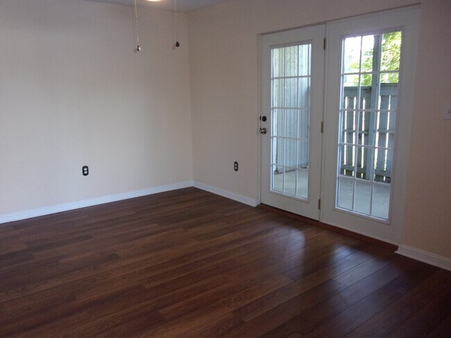 Building Photo - 2 Bedroom 1 Bath Ground Floor Condo in Hunters Trail