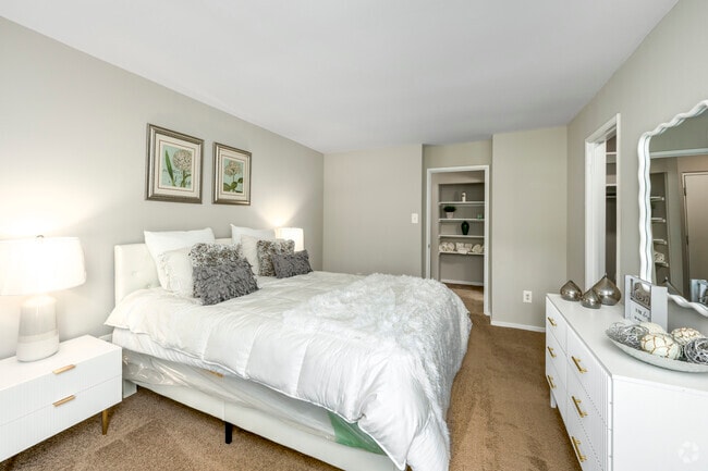 1 habitación, 1 baño – 685 pies cuadrados - Dormitorio - Oakcrest Towers