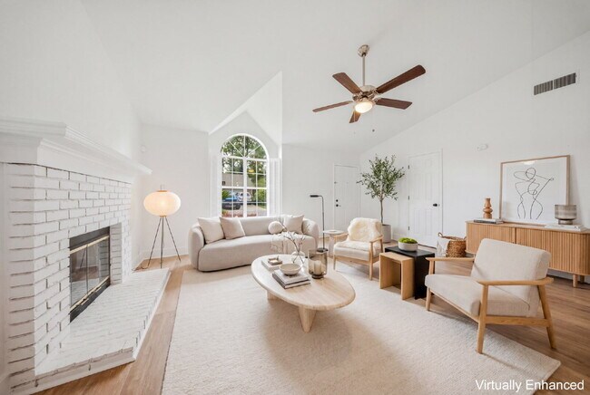 Foto del edificio - Beautifully Renovated 3BR/2BA Home with Fireplace, Fenced Yard & Garage in Timber Lake!