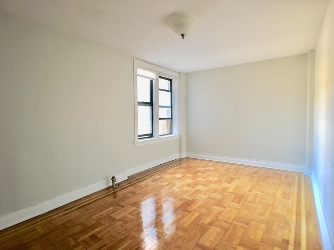 Primary Photo - 133 Seaman Ave