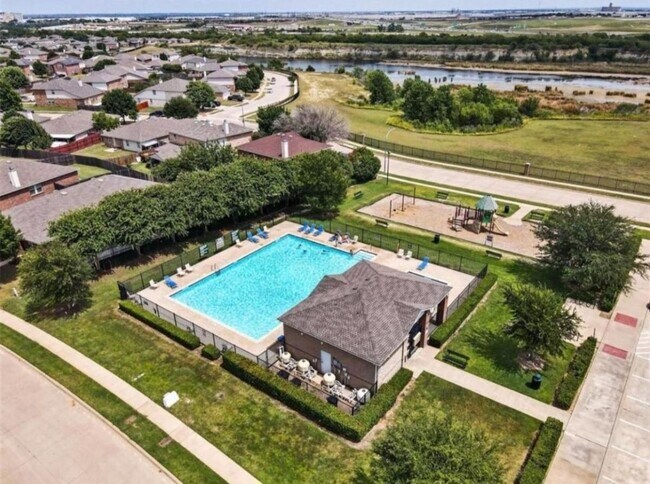 Building Photo - Charming 3BD/2BA with fireplace