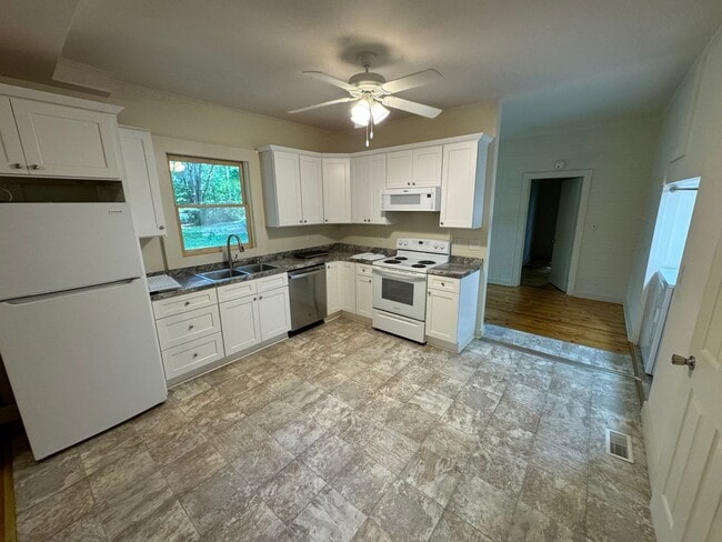 Building Photo - Quiet Forested 2 Bedroom Unit