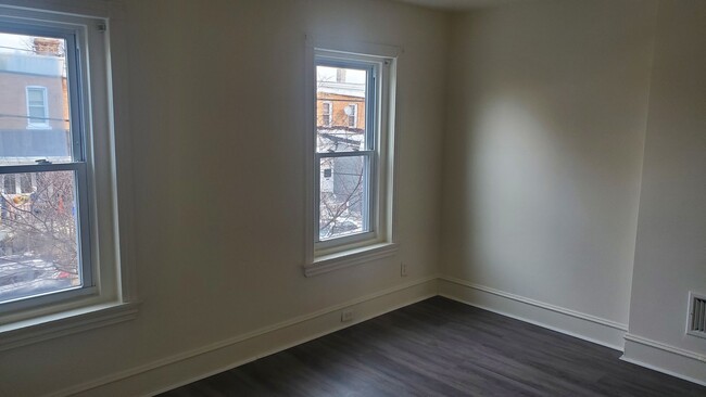 Foto del edificio - 4 Bedroom House in West Oak Lane