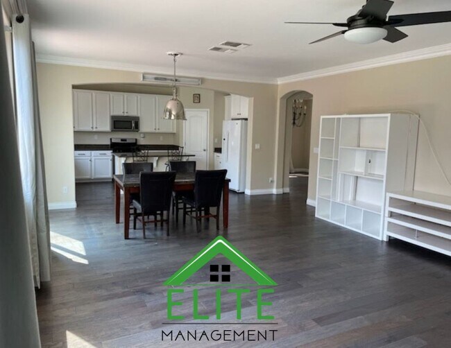 Foto del edificio - Beautiful 4-Bedroom Home in Desirable Ranc...