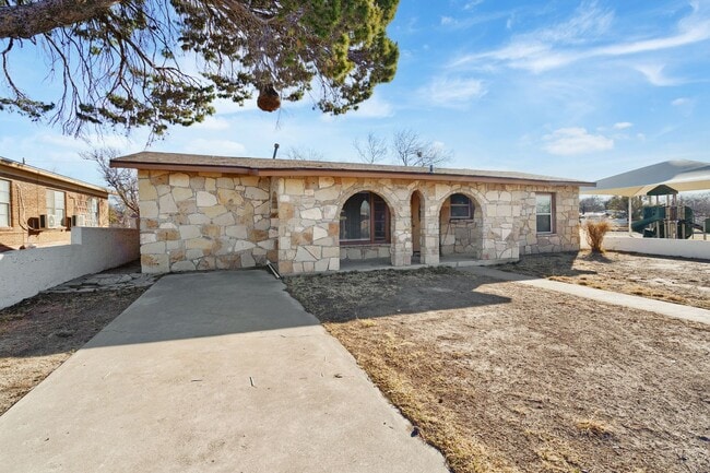 Building Photo - 1605 Ave B