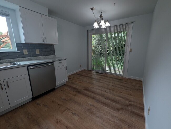 Building Photo - Renovated Cozy East Bremerton Rambler