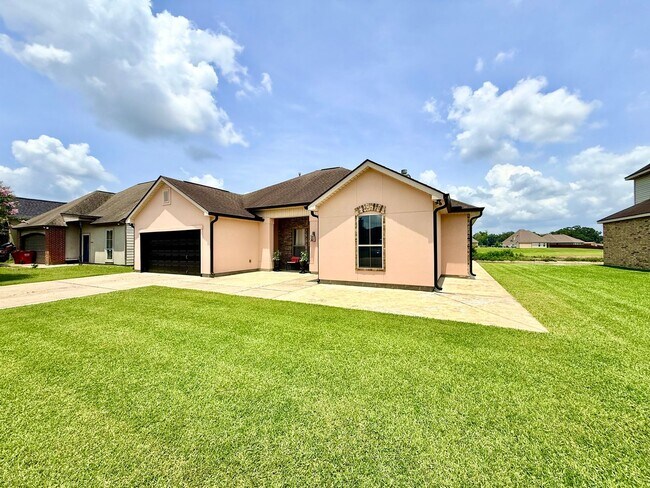 Foto del edificio - Beautiful 4BR Home with Scenic Lake View Backyard