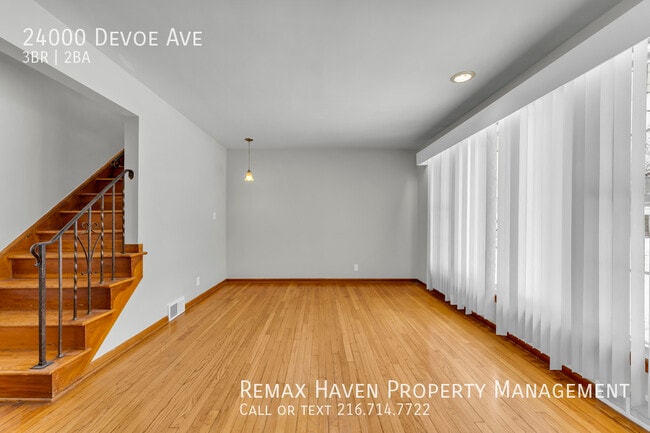 Building Photo - 24000 Deveo Ave, Euclid - Spacious 3 bed 2...