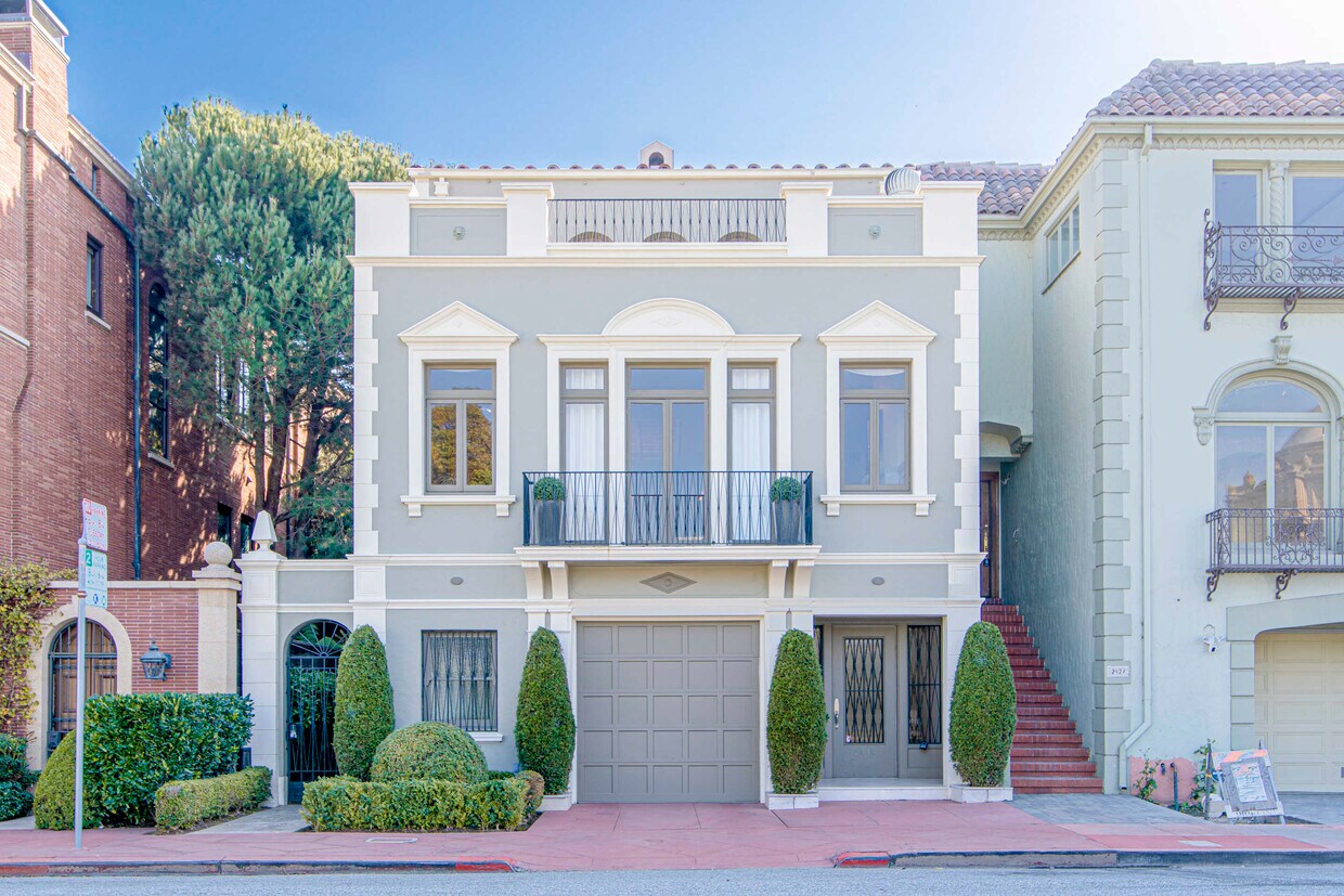 Primary Photo - 2415 Bay St