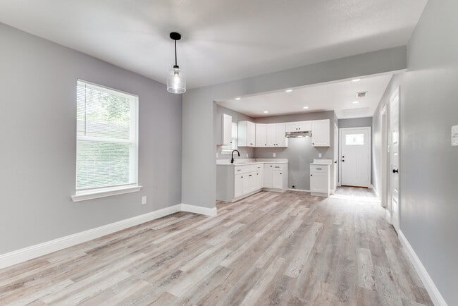 Building Photo - 9214 Metz Ave