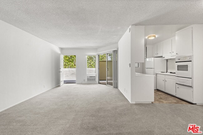 Building Photo - 929 N San Vicente Blvd
