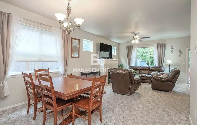 Building Photo - Beautifully Updated & Immaculately Maintai...