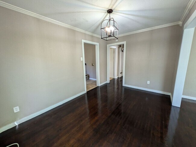 Foto del edificio - 3230 Maplewood Ln