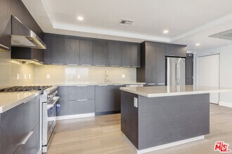 Building Photo - 2939 Leeward Ave