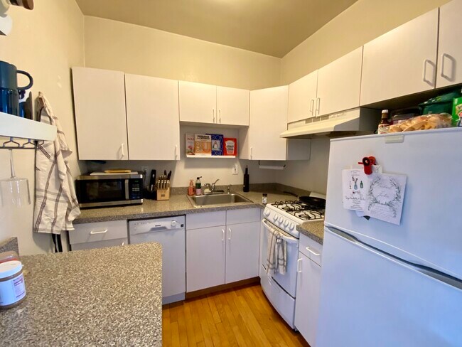 Building Photo - 748 W Webster Ave