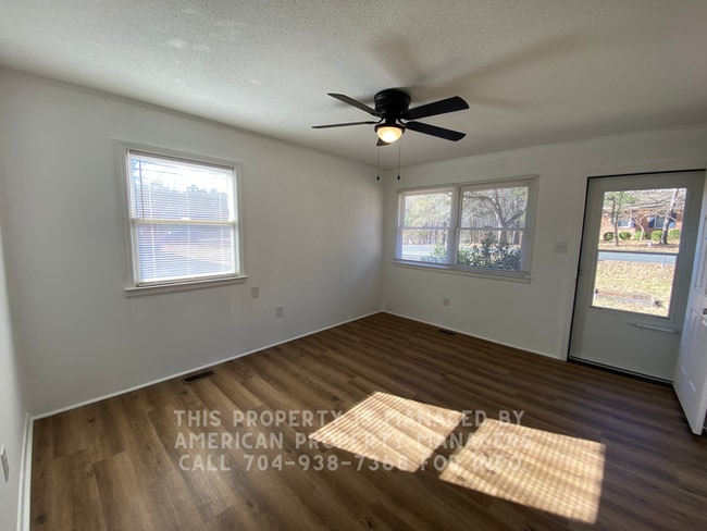 Foto del edificio - 3818 Vanderburg Dr