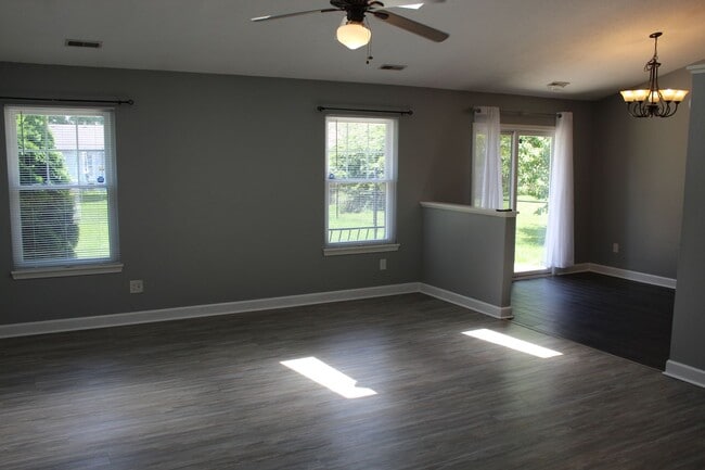 Building Photo - 612 Woodfield Cir